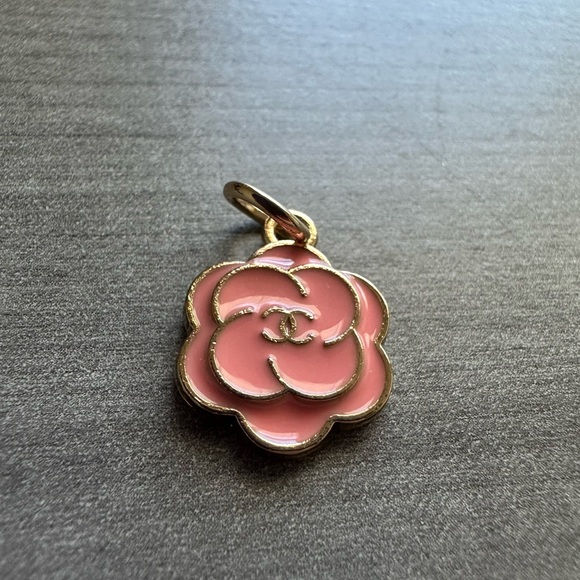 Rare Minu CC Luxury Gold Plated and Pink Enamel Flower  Pendent / Zipper Pull - Picture 2 of 7